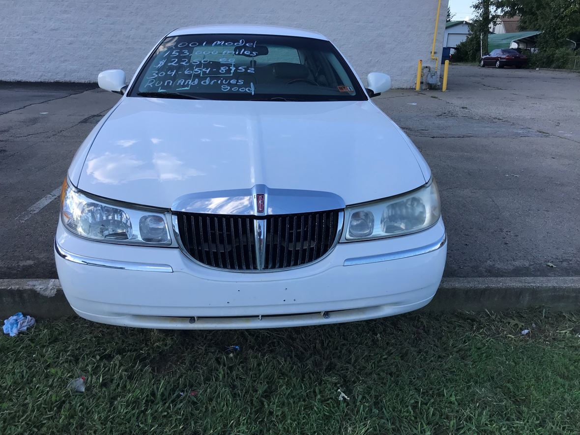 2001 Lincoln Town Car for sale by owner in Huntington