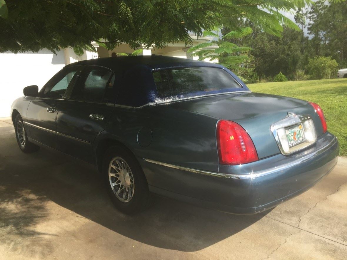 2001 Lincoln Town Car for sale by owner in Lehigh Acres