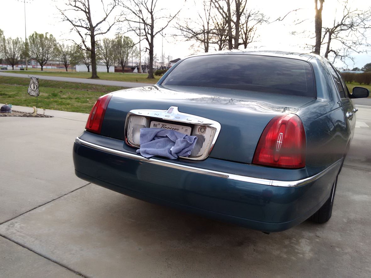 2001 Lincoln Town Car for sale by owner in Manchester