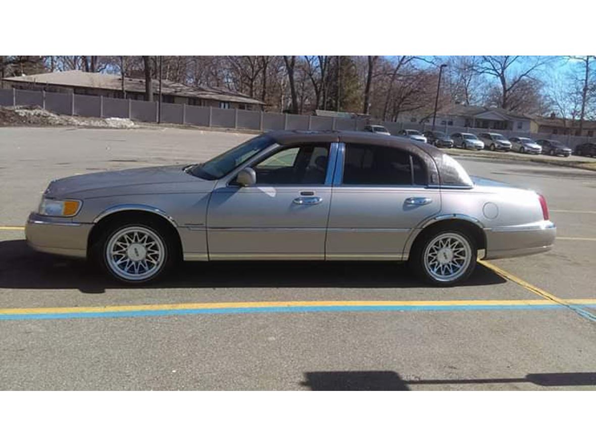2002 Lincoln Town Car for sale by owner in Grand Rapids