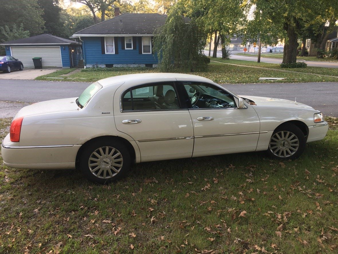 2003 Lincoln Town Car for sale by owner in Hobart