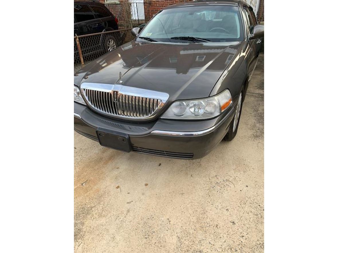 2003 Lincoln Town Car for sale by owner in Bowie