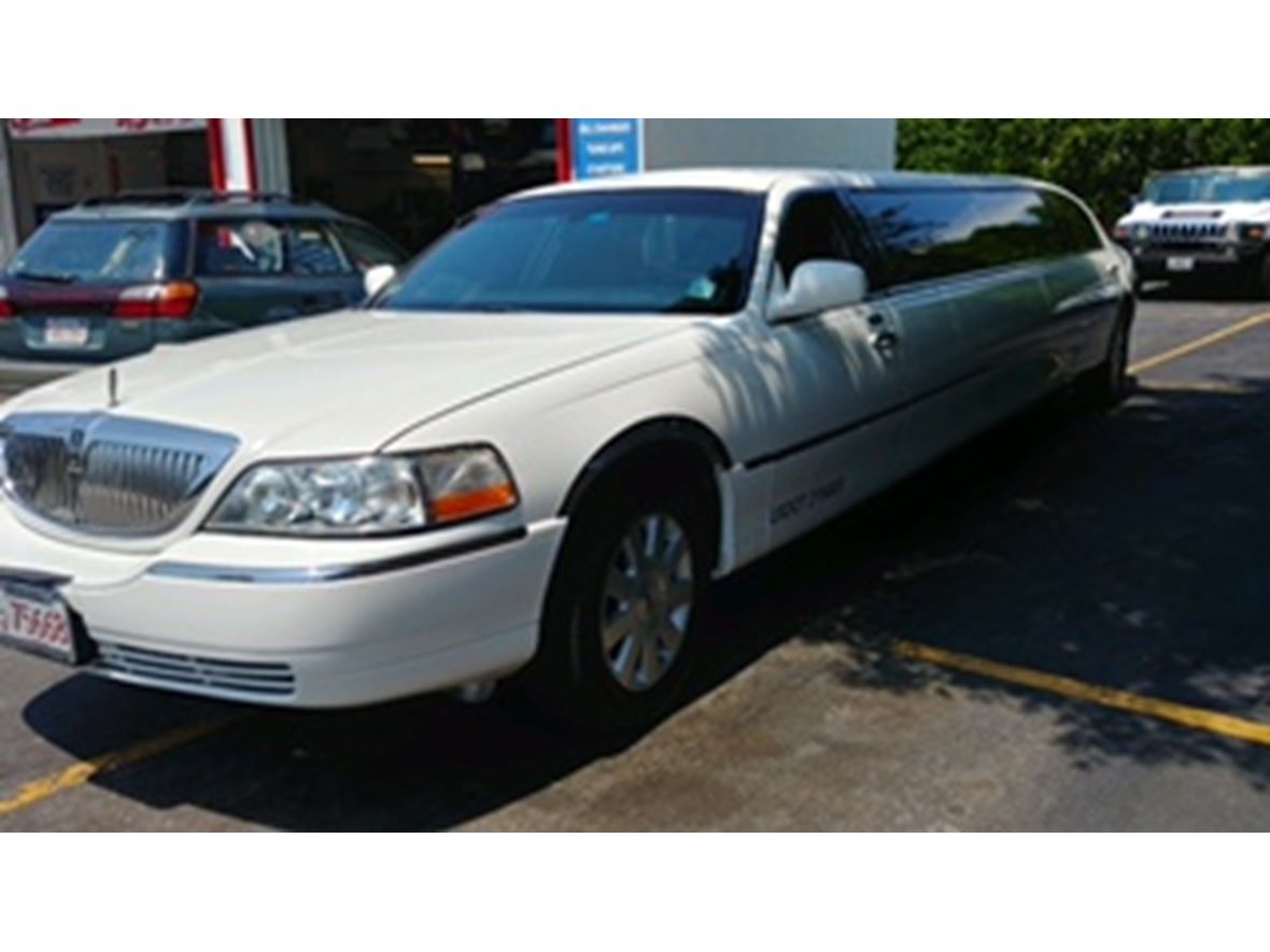 2004 Lincoln Town Car for sale by owner in Allston