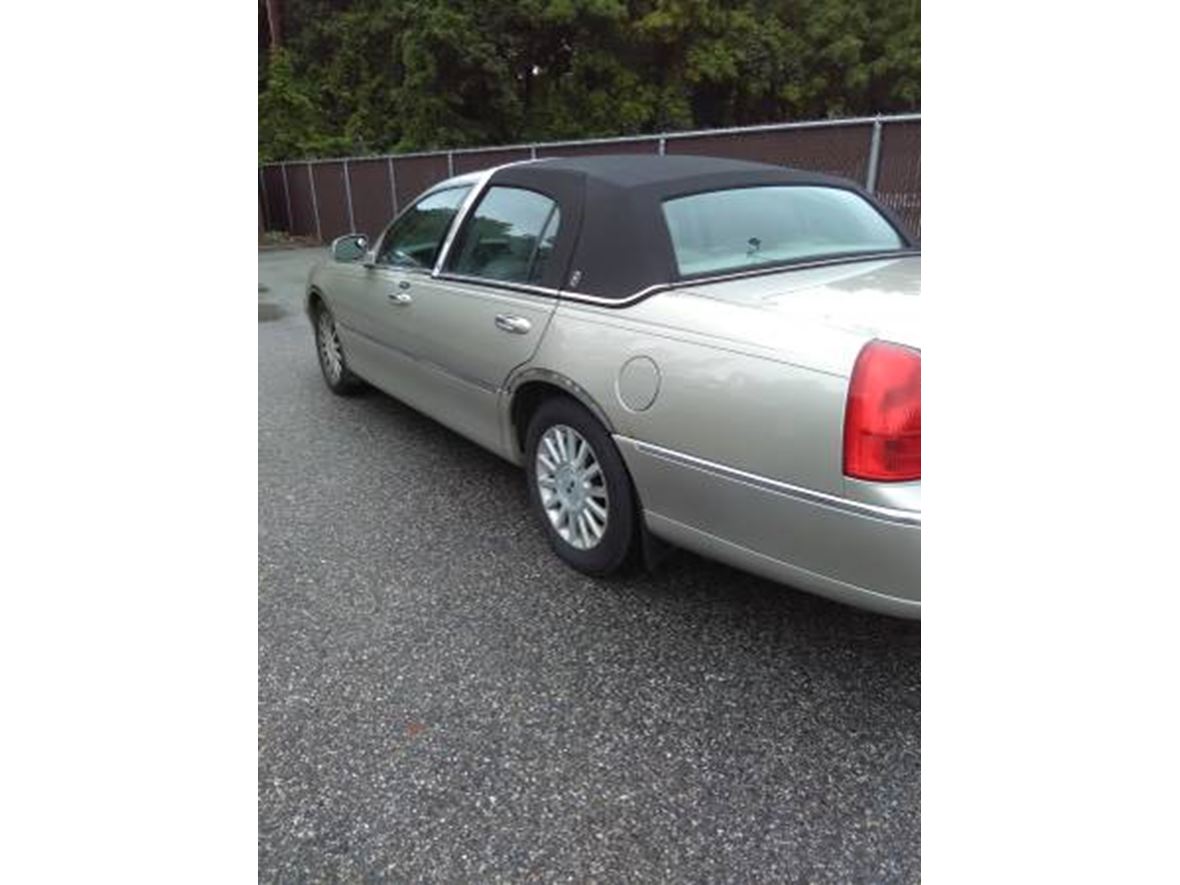 2004 Lincoln Town Car for sale by owner in Cranston