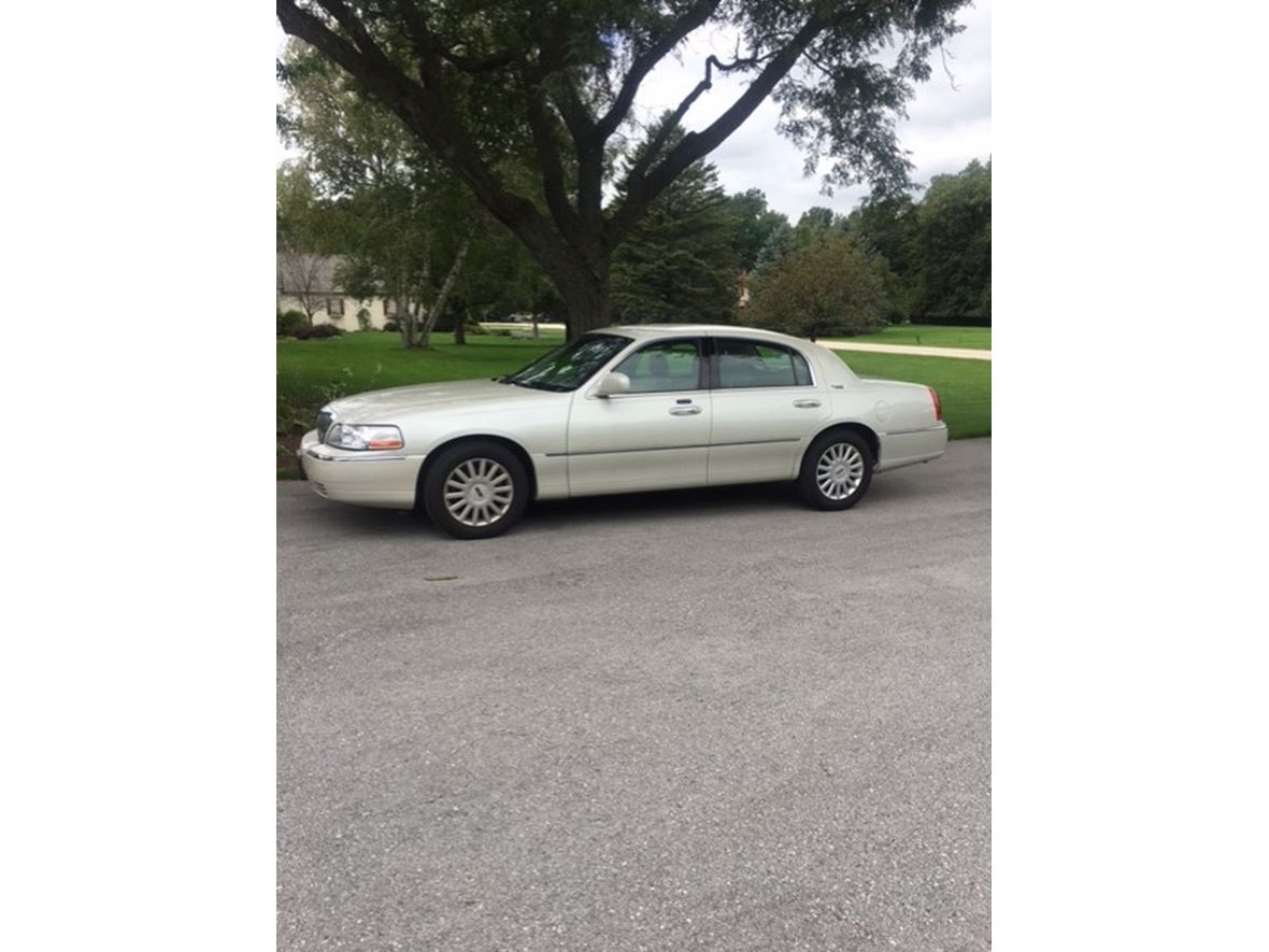 2005 Lincoln Town Car for sale by owner in Grand Prairie