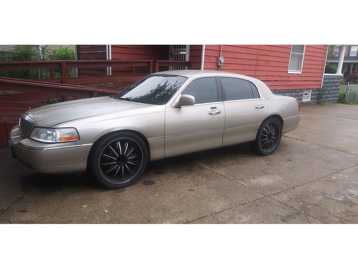 2005 Lincoln Town Car for sale by owner in Cleveland