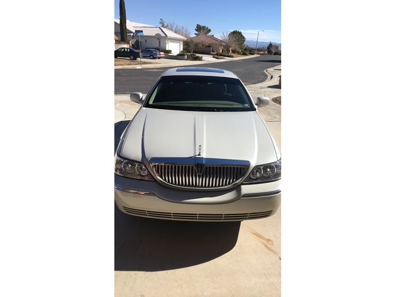 2006 Lincoln Town Car: for sale by owner in Victorville