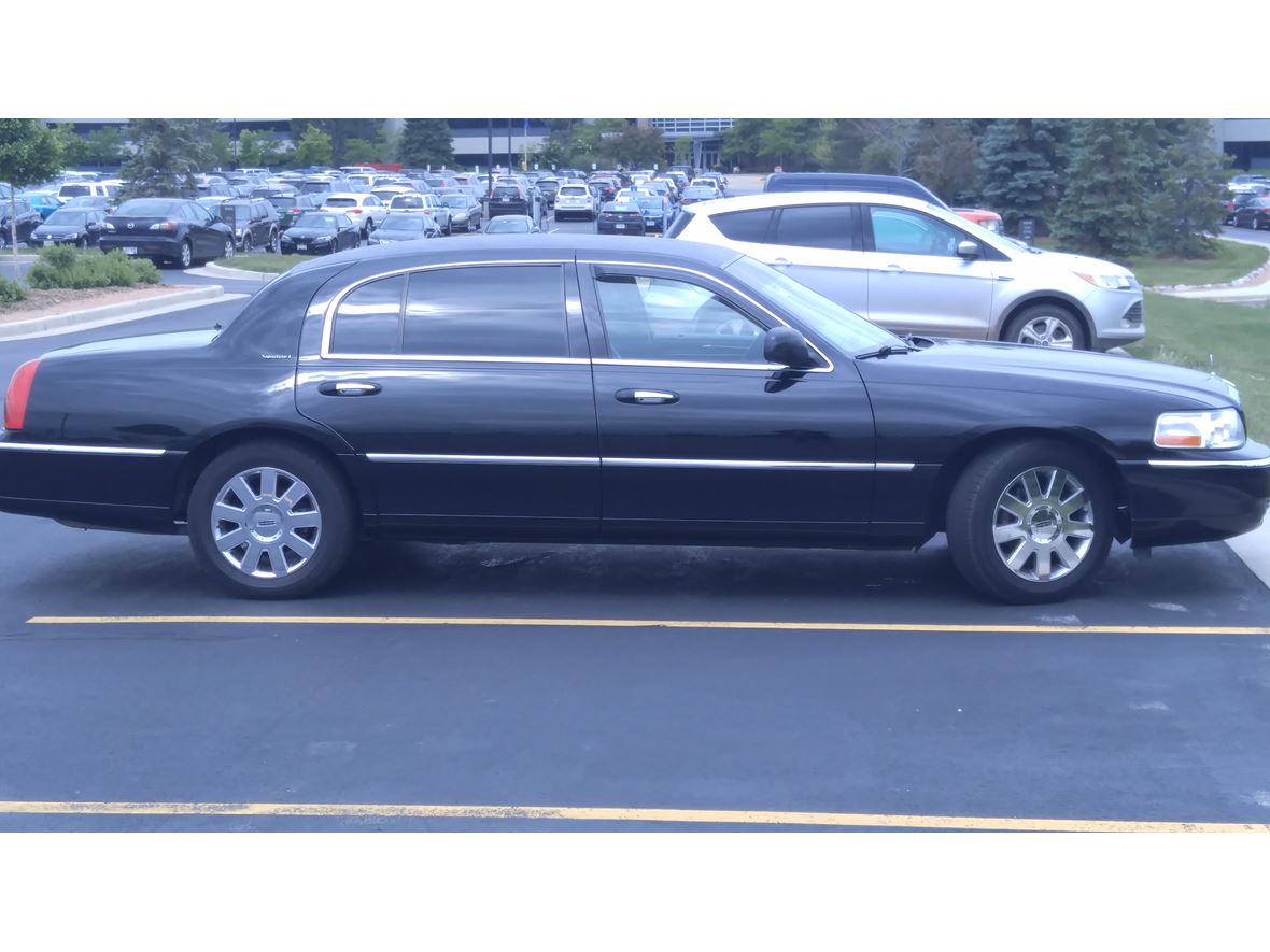 2011 Lincoln Town Car for sale by owner in Des Plaines