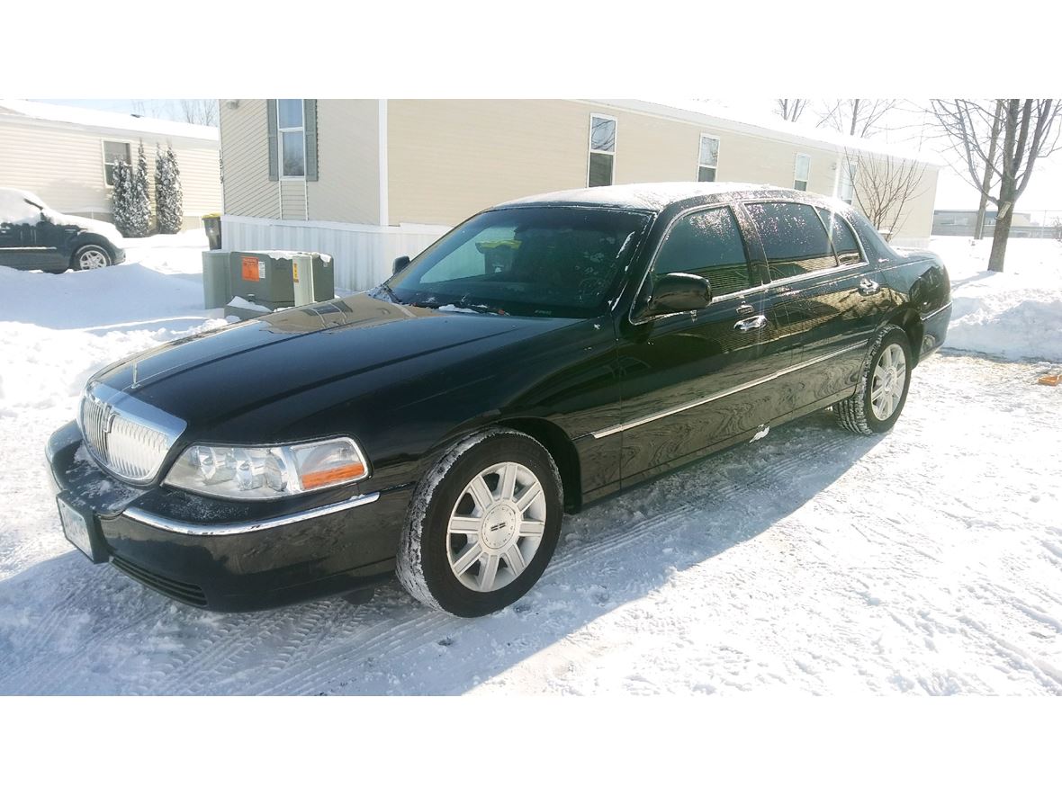 2011 Lincoln Town Car Executive for sale by owner in Mankato