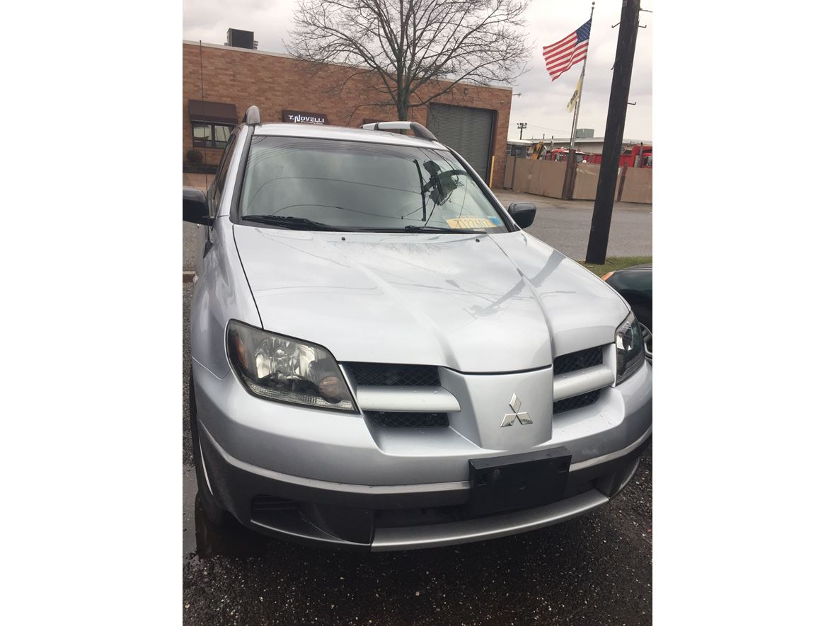 2004 Mitsubishi Outlander for sale by owner in Huntington Station