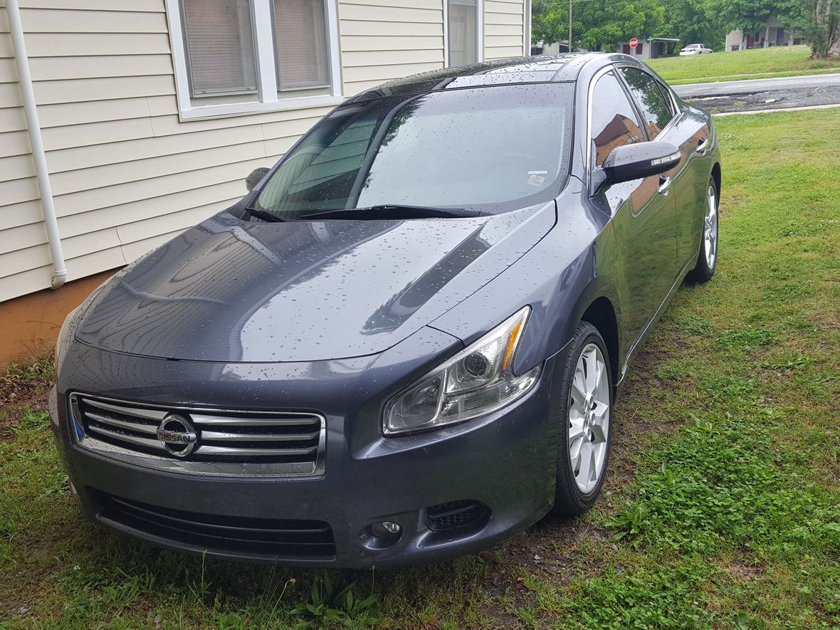 2013 Nissan Maxima SV for sale by owner in Newberry
