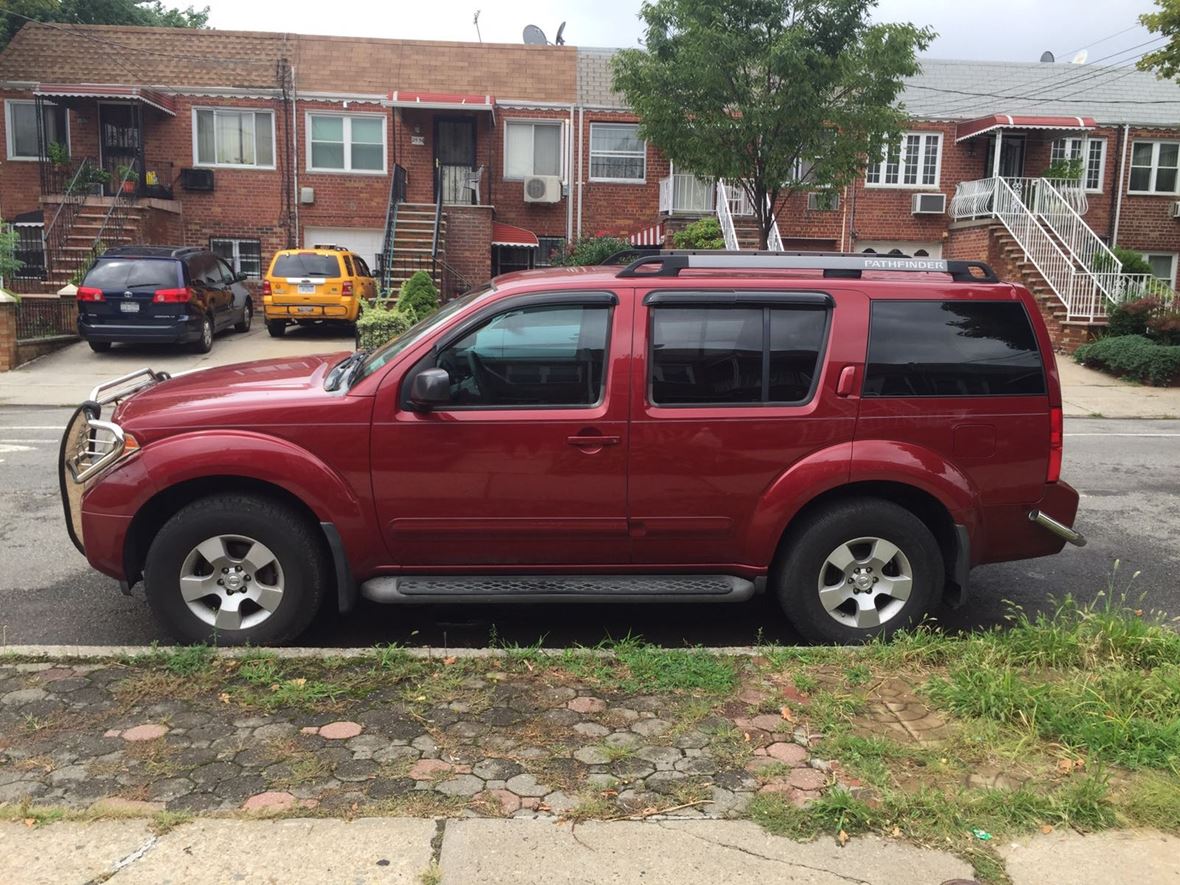 2005 Nissan Pathfinder for sale by owner in Lindenhurst