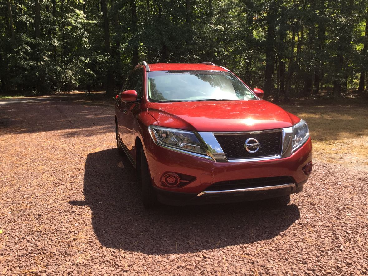 2014 Nissan Pathfinder Hybrid for sale by owner in Berlin
