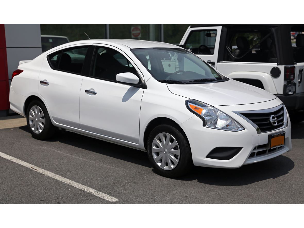 2015 Nissan Versa for sale by owner in Grimesland
