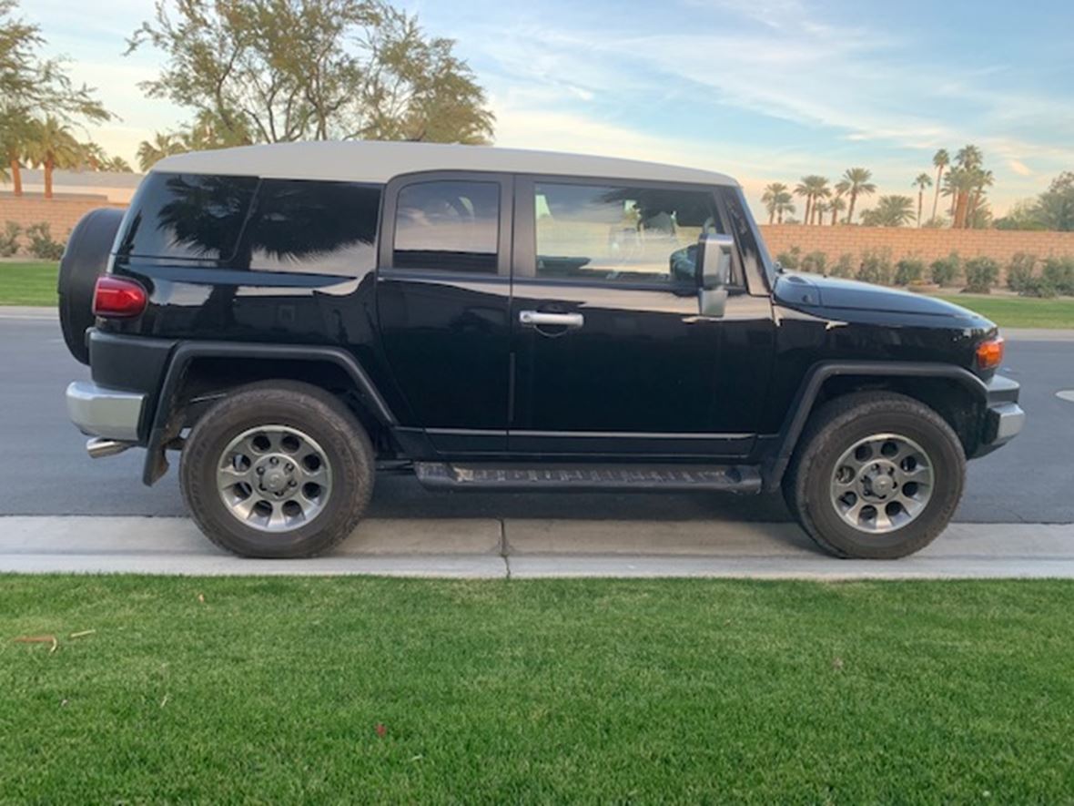 2012 Toyota Fj Cruiser for sale by owner in La Quinta