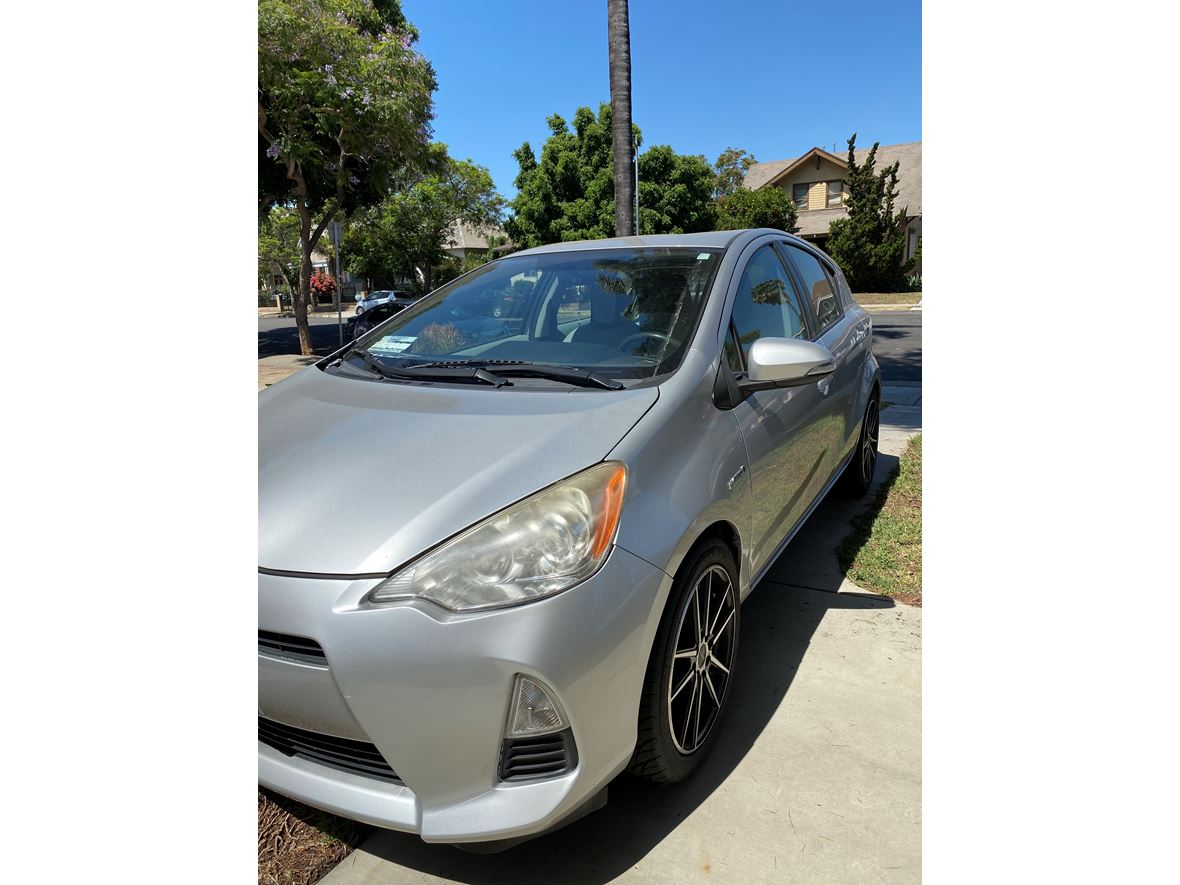 2013 Toyota Prius C for sale by owner in Los Angeles