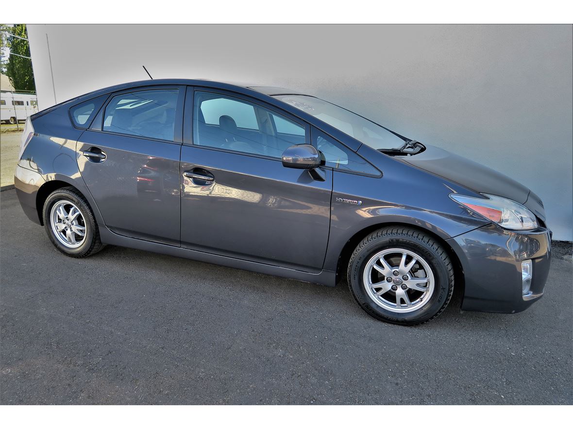 2010 Toyota Prius V for sale by owner in Portland