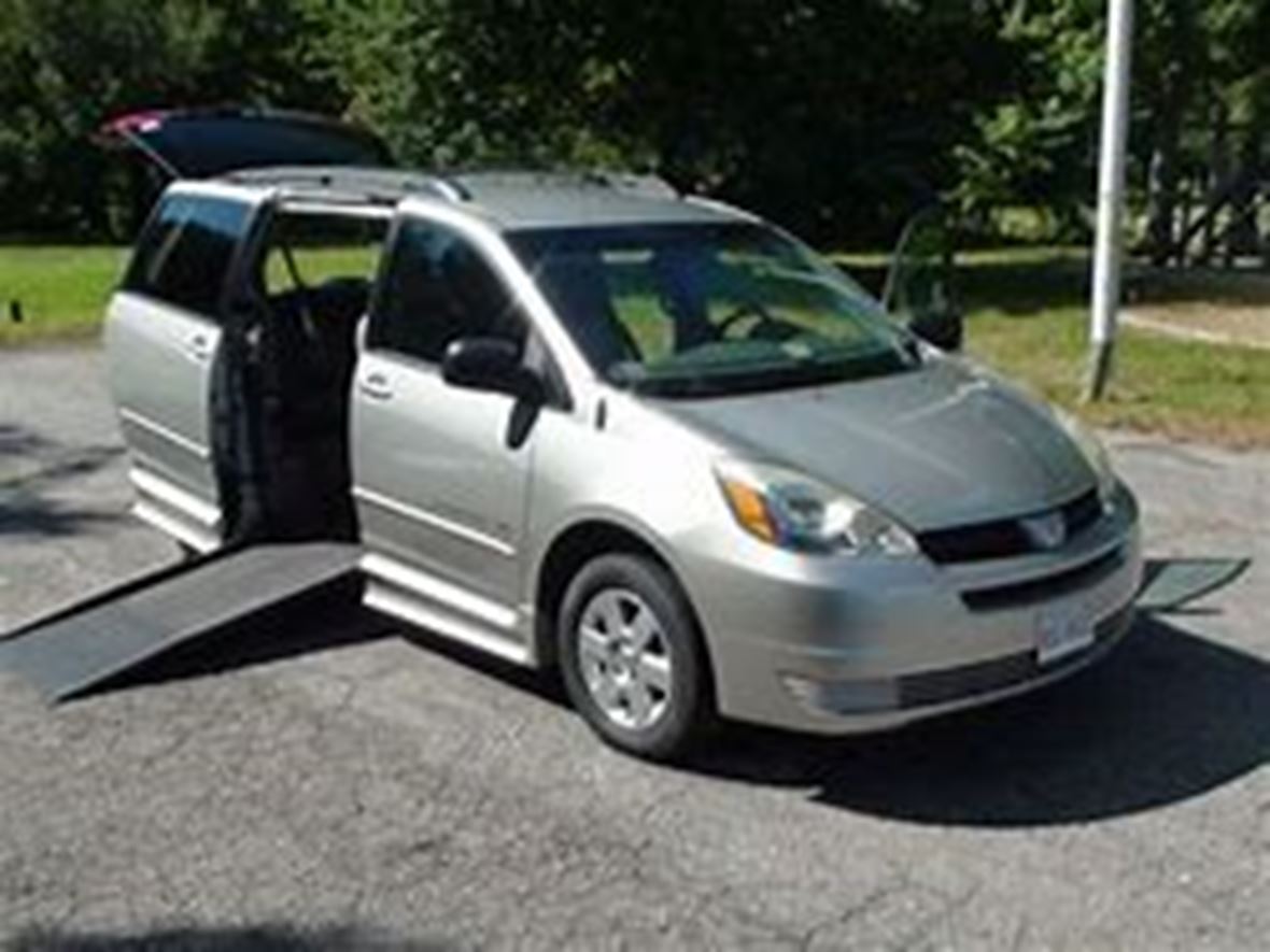 2005 Toyota Sienna for sale by owner in Newtown