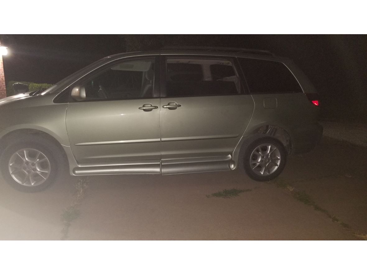 2006 Toyota Sienna for sale by owner in Wichita