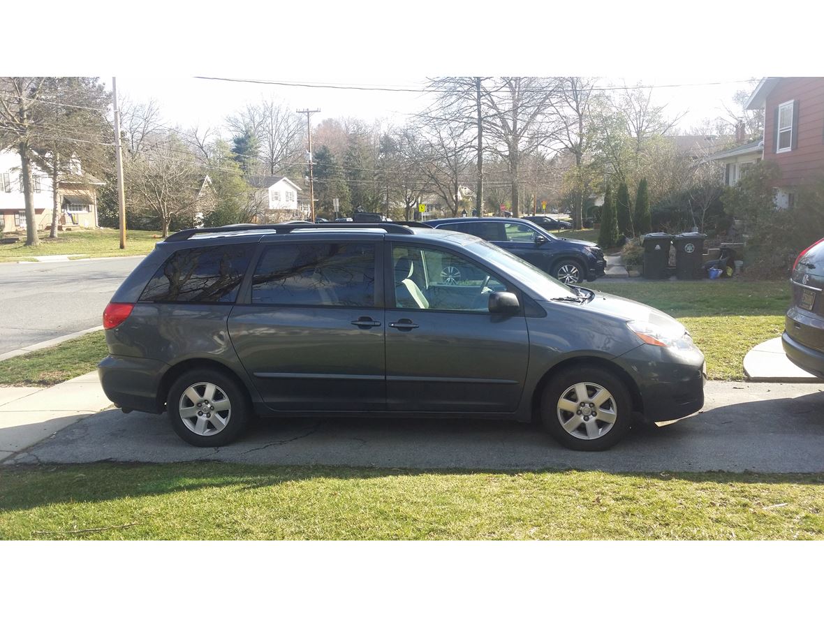 2009 Toyota Sienna for sale by owner in Newark