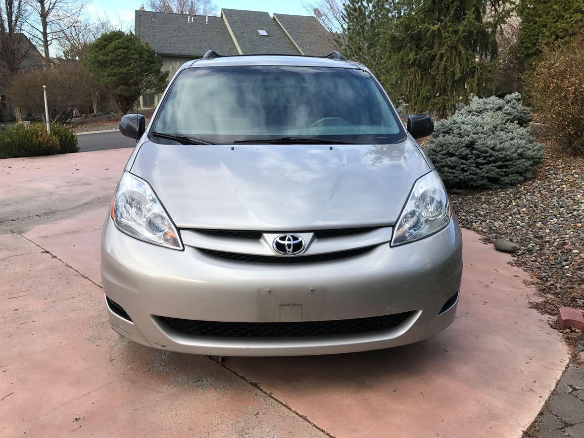 2010 Toyota Sienna for sale by owner in Lewiston