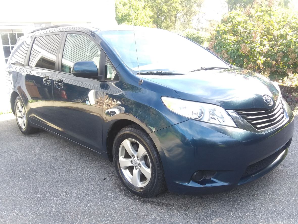 2011 Toyota Sienna for sale by owner in Colchester