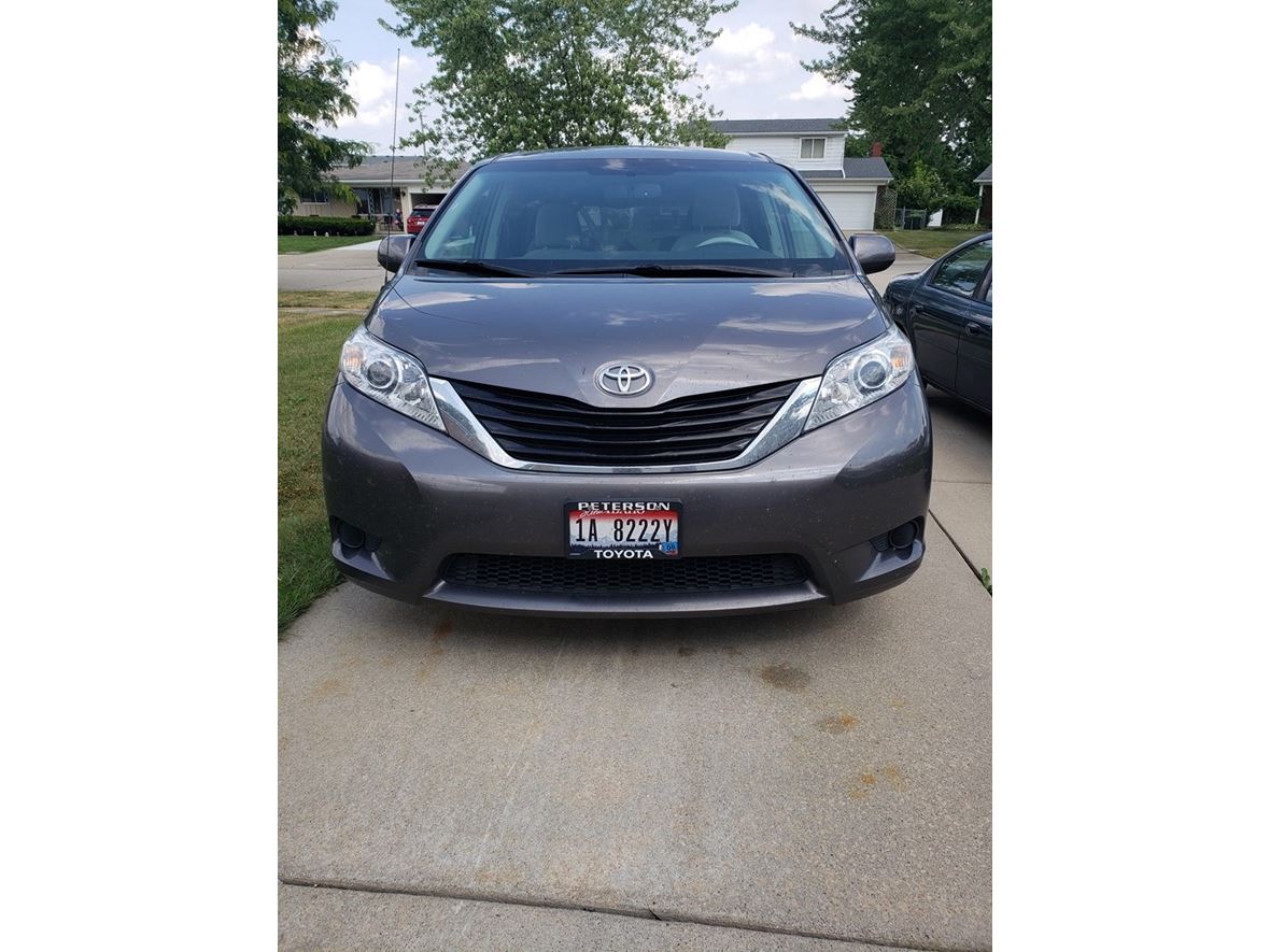 2013 Toyota Sienna for sale by owner in Sterling Heights