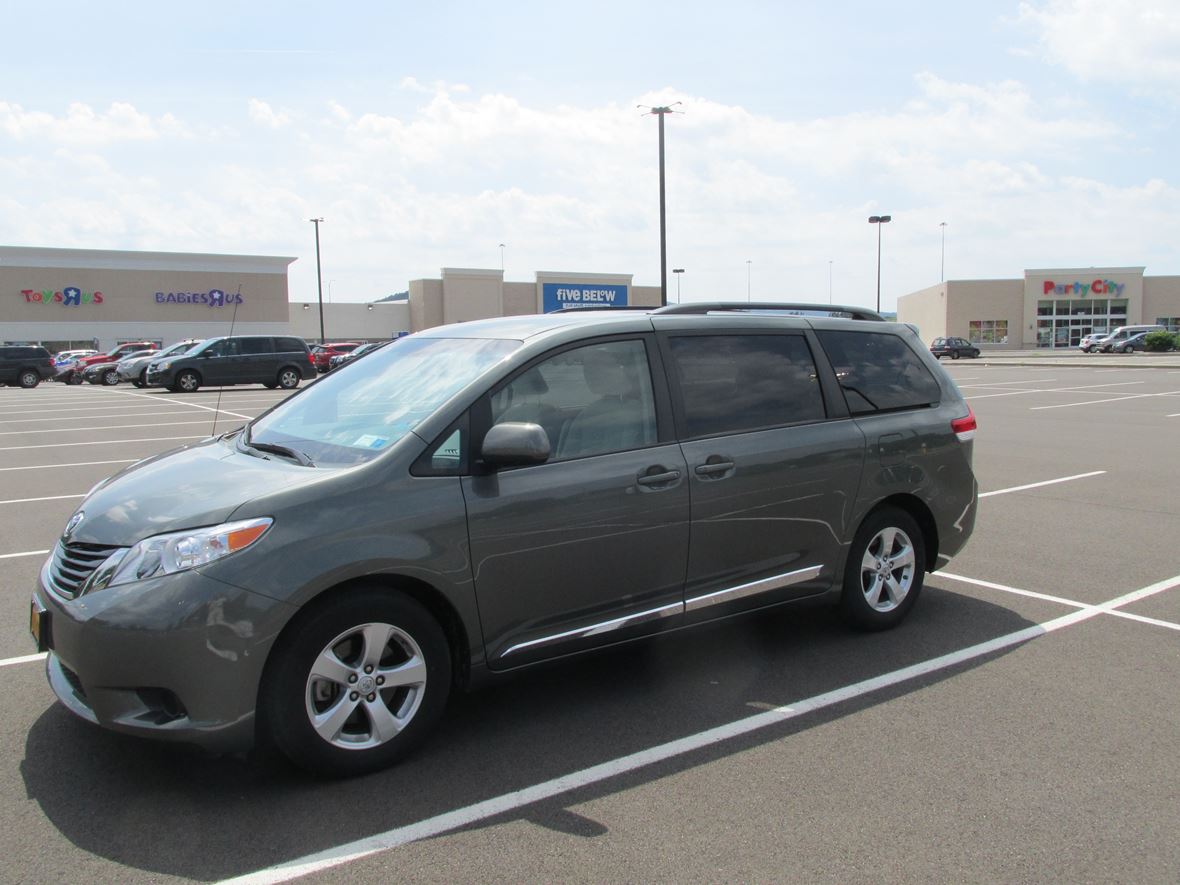 2014 Toyota Sienna LE for sale by owner in Johnson City