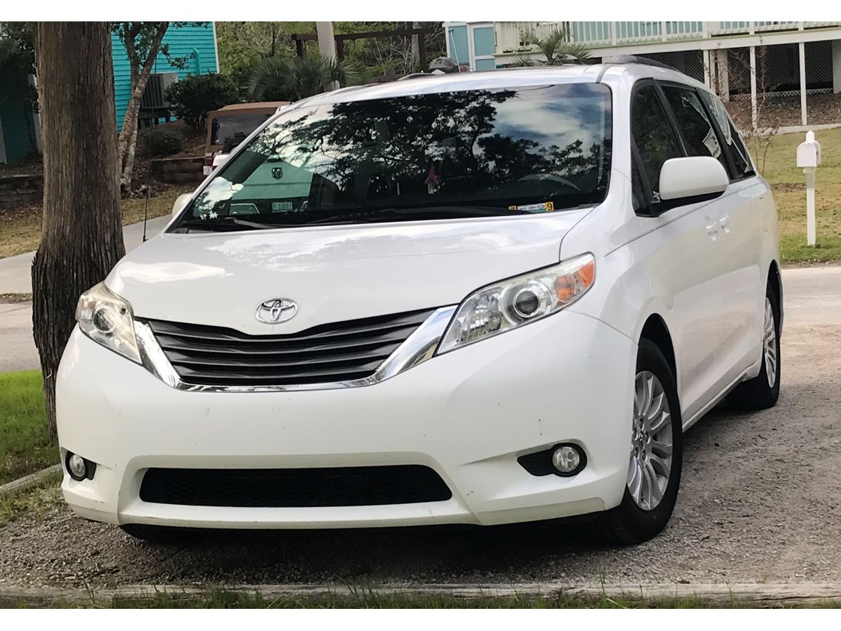 2014 Toyota Sienna for sale by owner in Emerald Isle