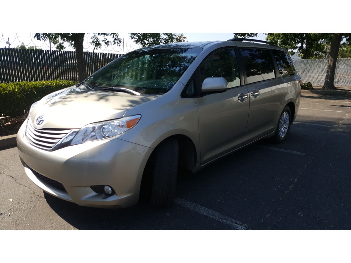 2015 Toyota Sienna for sale by owner in Sacramento