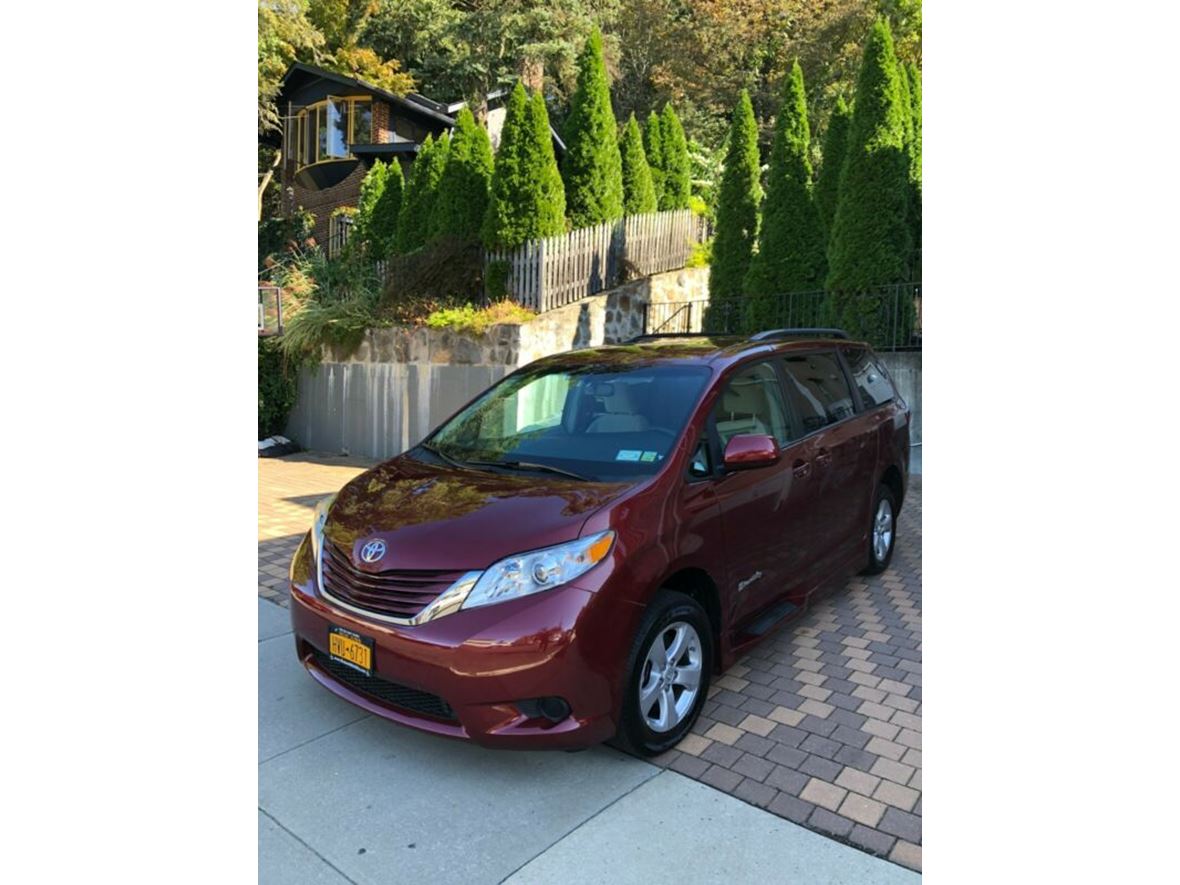 2017 Toyota Sienna for sale by owner in Tuxedo Park