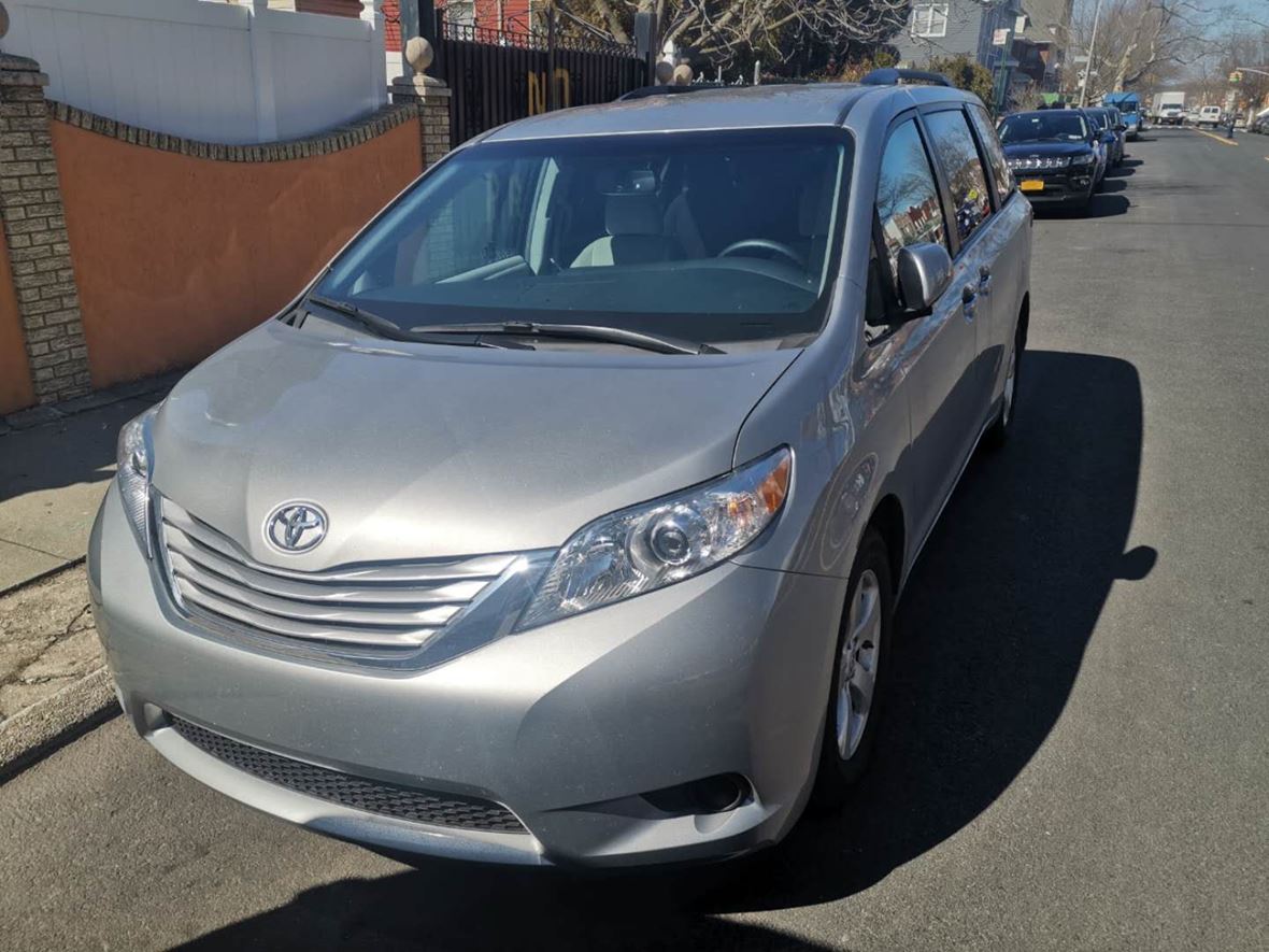 2017 Toyota sienna for sale by owner in Brooklyn