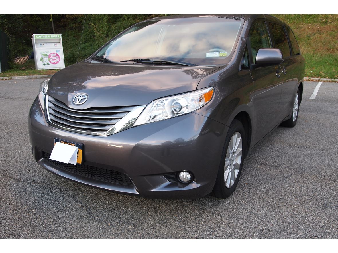 2013 Toyota Sienna XLE AWD for sale by owner in White Plains