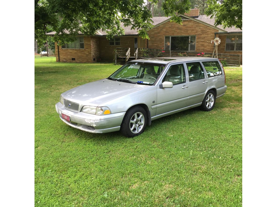 2000 Volvo V70 for sale by owner in Elm City